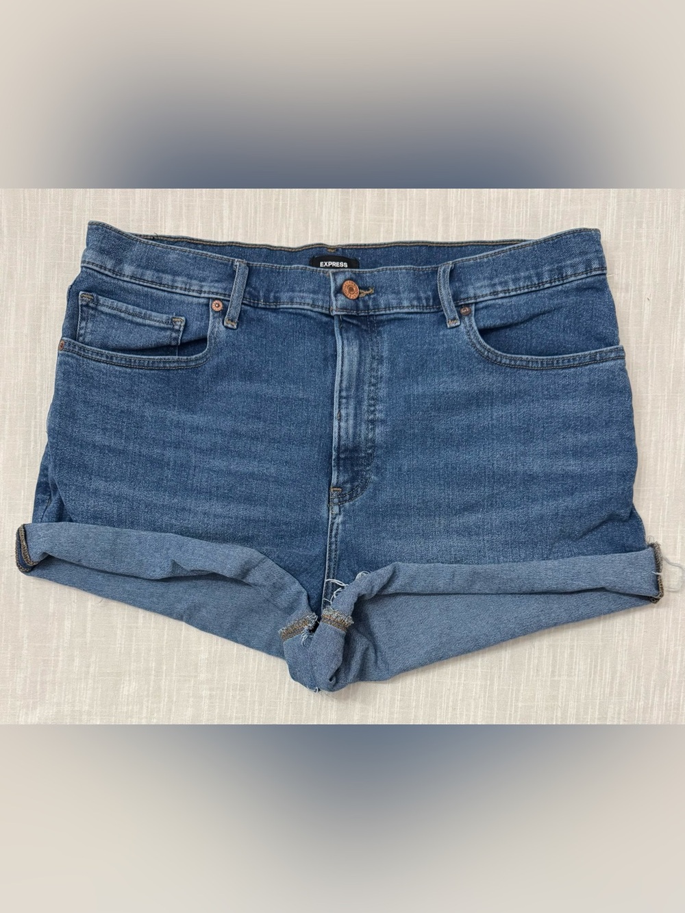 EXPRESS mid wash blue denim shortie high-rise Ultimate stretch shorts Size 14